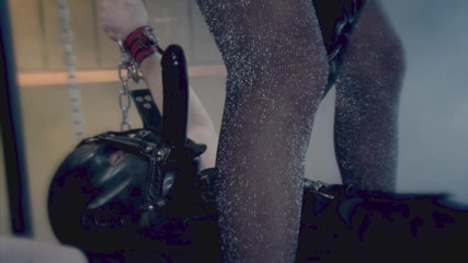 Bondage Sling: Dominatrix chơi trò chơi với nô lệ bị giam cầm...