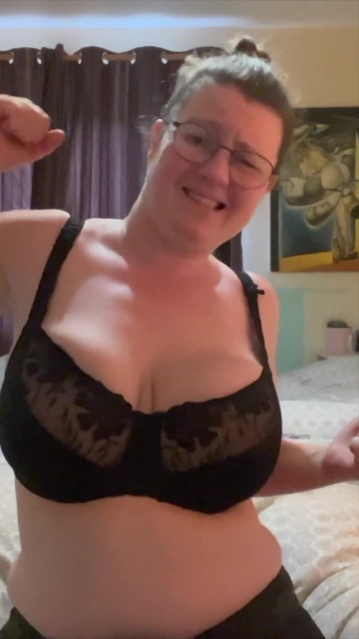 Frequentmasturbation: 超级性感的单人自拍与粉红色蓬松的屁股插头