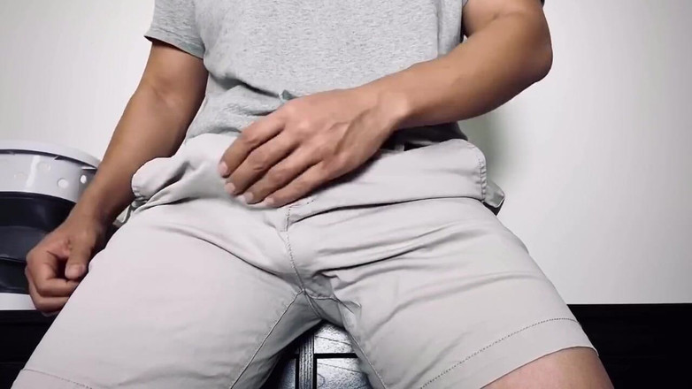 UnderXiaoQiang: Attache ma bite et mes couilles, mets mon short moulant...