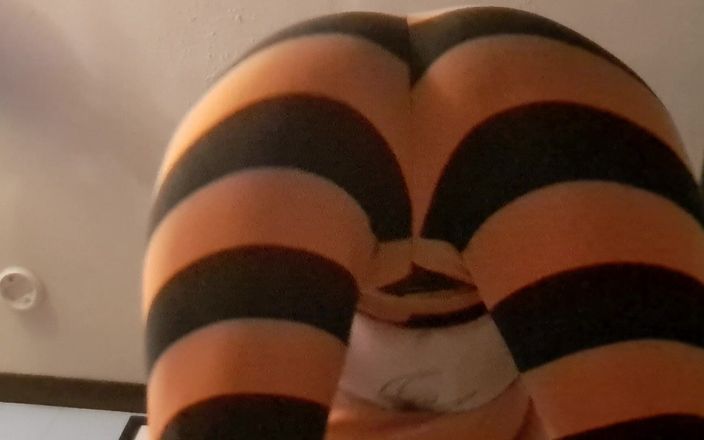 PandoraSG: Agachado em leggings de Halloween