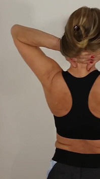 Geile Oma Trägt String-tangas Und Leggings!