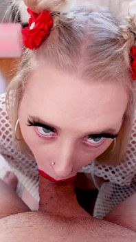 Hete sexy blonde Marilyn Johnson pov pijpbeurt diep in de keel en sperma slikken
