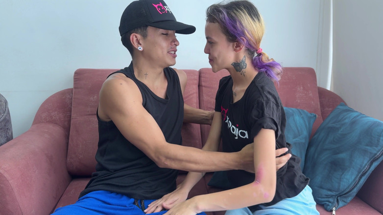 CatalinaPalvin: 隣人の小さな隣人は、妻の寝取られがいないことを利用して、私に彼女の美味しいお尻をくれるのです。