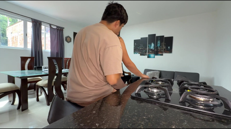 dayav: Rumskamrat knullar mig hårt i köket