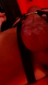 Sáp nhỏ giọt nóng bỏng trên bộ ngực ướt ẫm tinh dịch và các lỗ kéo dài
