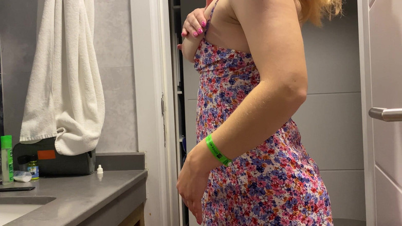 Risky Hairy Couple: 섹시한 자연의 젖탱이와 털이 무성한 보지로 괴롭히는 업드레스