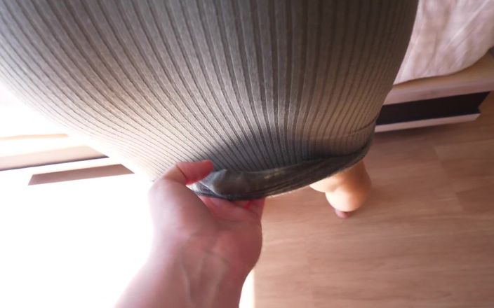 Petite Teen [deactivated]: 想要看看我的礼服下面有什么