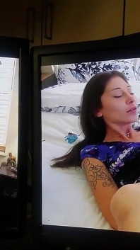 Hommage an meine ex, Chastity. Das video auf dem rechten bildschirm war der tag, an dem wir uns trafen und ihr erster porno