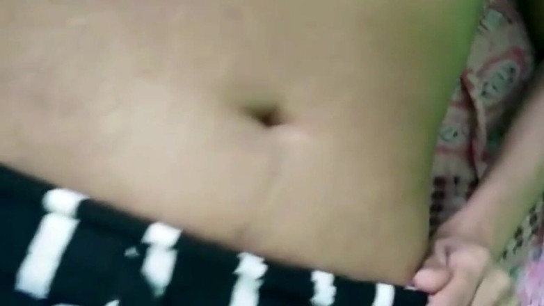 Miya White: Indyjska żona pokazuje swoją soczystą cipkę i cycki rano