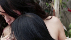 Naughty Girls: Venkovní tření klitorisu dvěma tetovanými děvkami