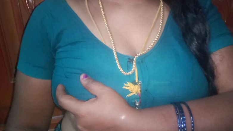 Vaishnavi35: Tamilská teta si mačká prsa, když je sama a nemůže...
