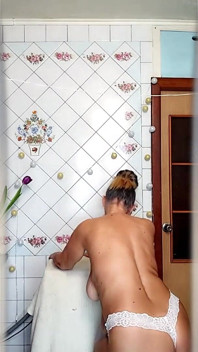 Lukerya, Femme Au Foyer Sexy, Est Ravie De La Fleur Qu’un Soldat Lui a Donné Pour La Journée De La Femme.
