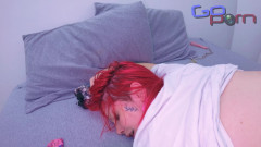 Go porn!: Tetovaná zrzka a zlobivá dívka si užívá šukání své kamarádky bez...