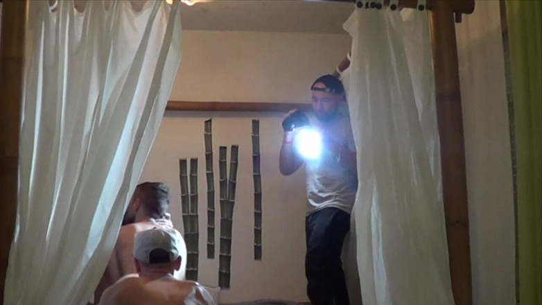 French bareback porn made in Paris: Für ihren schlampigen Hintern