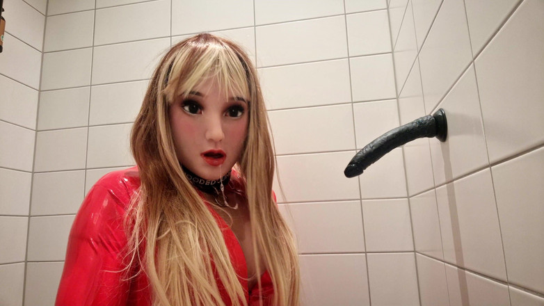 Hooded June: Latihan sampai tenggorokan