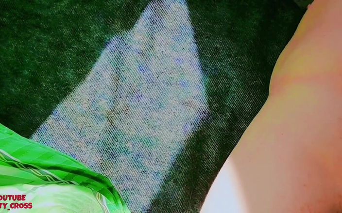 Kitty_Cross: 最热辣的预射手淫与我光滑的美味 thig 和我是一个的自制博主