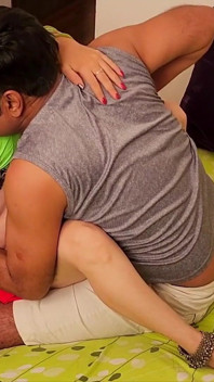 Desi Tadkaヒンディー語村の熟女メイドロッジで彼女の隣人の男の子と初めてのセックス!