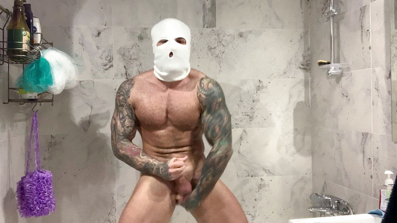 Maximus Barmin: Zamaskowane mięśnie pod prysznicem
