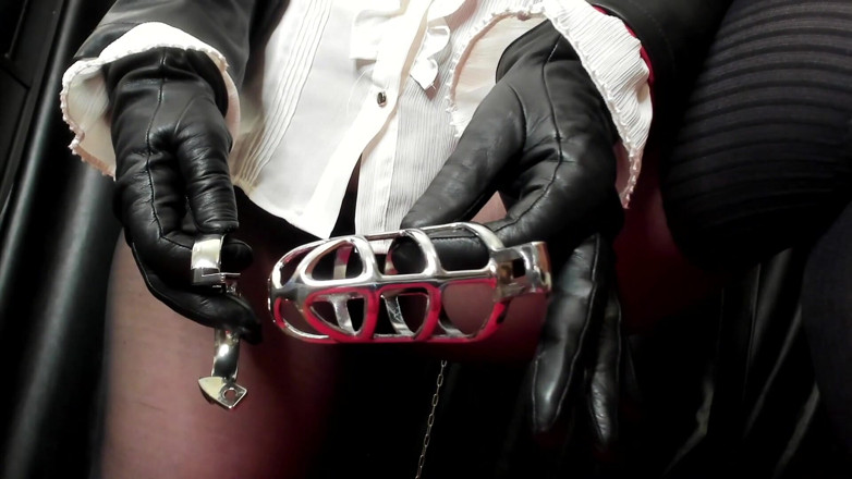 Mistress Hotwife Venus: Nylons y guantes de cuero para adorar