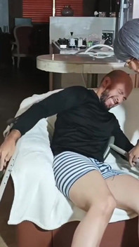 Mereka merawatku dengan sangat baik, aku punya saudara tiri yang sangat seksi. Aku suka banget ngentot mulut basahnya di kontolku