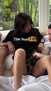 Trio selvaggio con la petite Latina bianco Mells doppia penetrazione