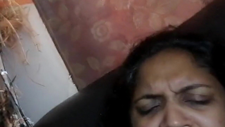 Tina Baby: Echte Indische Desi-milf raakt haar poesjetraining vol aan
