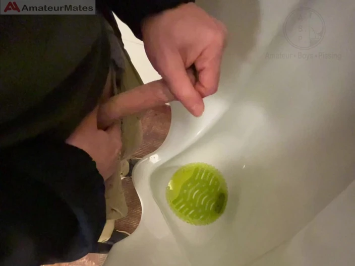 AmateurBoysPissing: 男人在公共厕所的小便池里撒尿被抓 - 然后他迅速玩弄他的鸡巴，然后离开