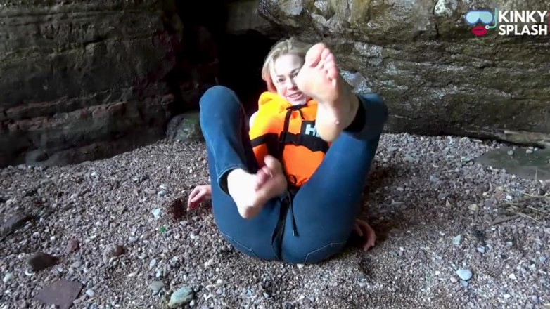 UKCuteGirl Lucy Lauren: Lifejat kazajka a džíny na pláži
