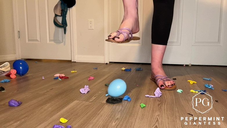Peppermint Giantess: Scoppierà !? Piedi giganti vs palloncini a piedi nudi, sandali, Vans...