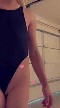 Angel rios看起来很漂亮，尤其是有一根巨大的鸡巴