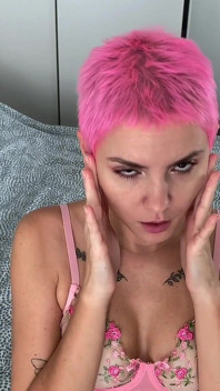 Ho usato i suoi capelli rosa corti per piacere, sborra su di esso dopo pompino e cazzo duro - feticcio dei capelli