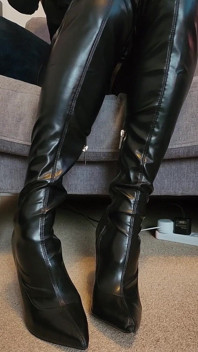 For the boot and glove fetishist's accidentally had an orgasm
