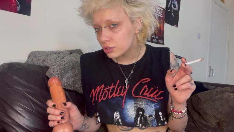 Glitterqueen1999: Tabagisme silencieux, branlette, coaching masturbatoire, pipe, crachats, longue langue