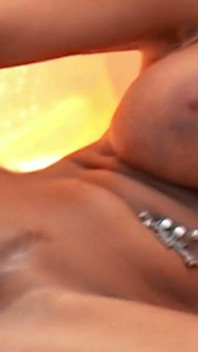 Nikki Benz, blonde à forte poitrine, aime son vibromasseur