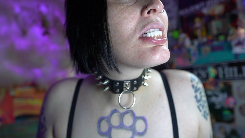 GothBunny6669: Sexy Goth Plays with Their Dentures
