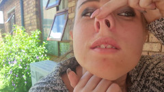 InkedButterfly69: Ramasser mon nez, le sucer et mettre les nichons dans...