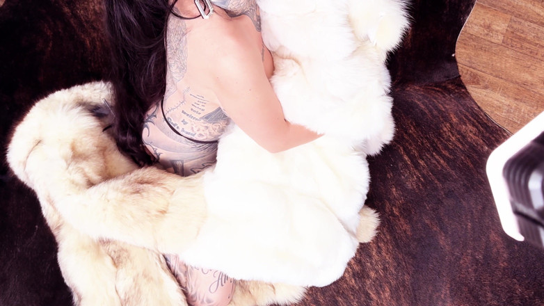 MissAlessaMilano: Tôn sùng sau lông thú