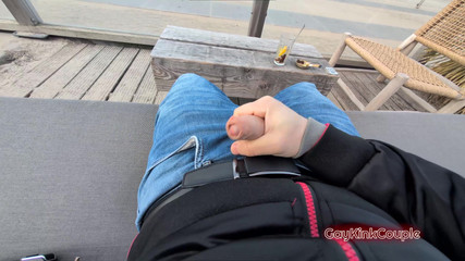 GayKinkCouple: Рискованно дрочит на пляже