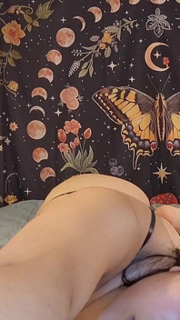 Linda garota se masturbando depois de um longo dia - Yum