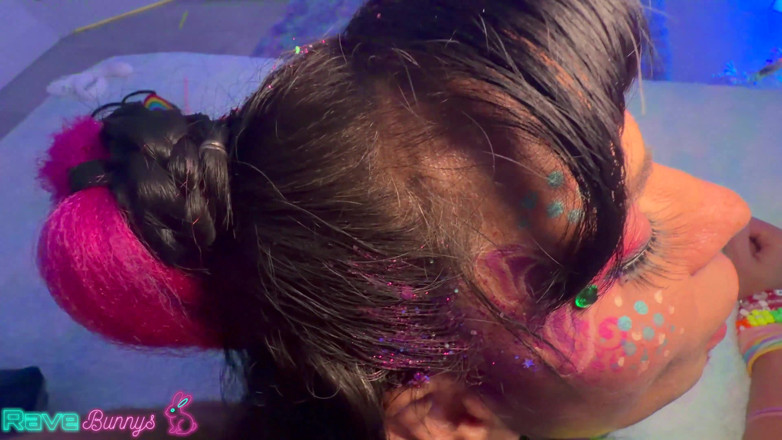 Rave Bunnys: Sandy Love opustí svého přítele kvůli penisu Brick Dangerovi na...