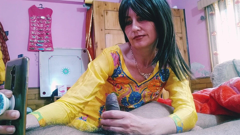 Bolly Karma: Пасынок засовывает ступню в рот мачехе, пока она снимает видео