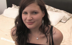 Girlycast: Kim 18 Jahre - Entjungferung vor der kamera