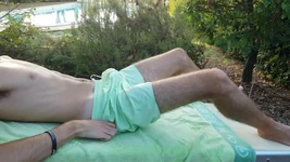 和平，安静，为一个饥渴的18岁处女男孩提供巨大的精液