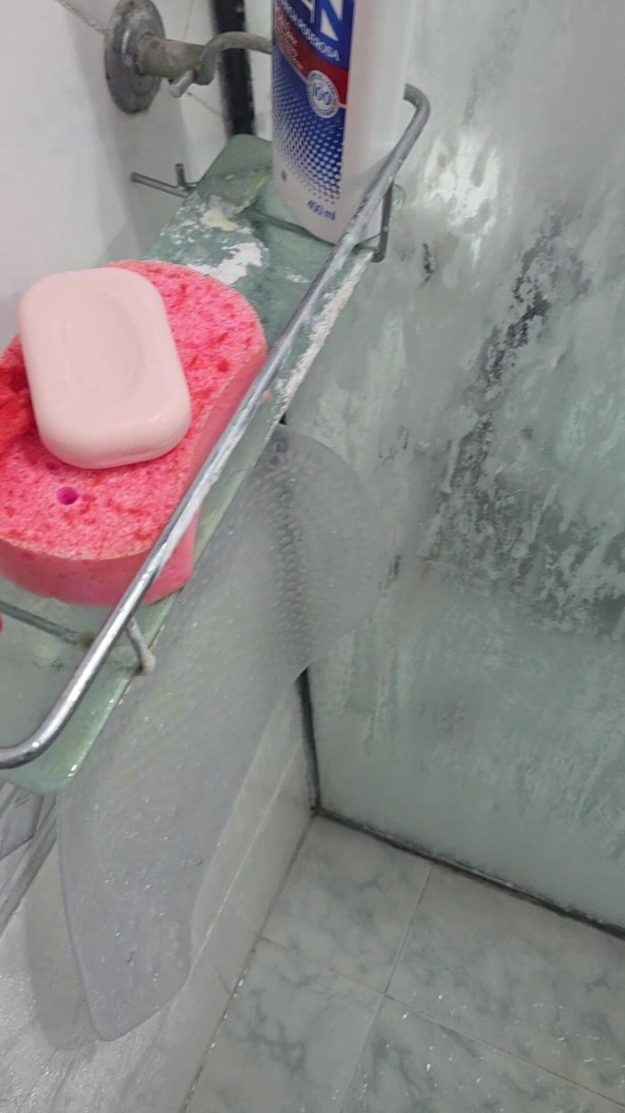 Lkdick8: Un jeune homme excité jouit sous la douche