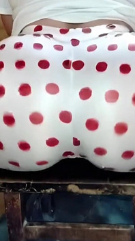 Leggings blancs à pois sur les fesses