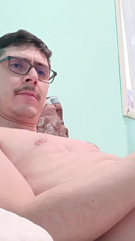 Bonito nerd se masturba e goza thic milk