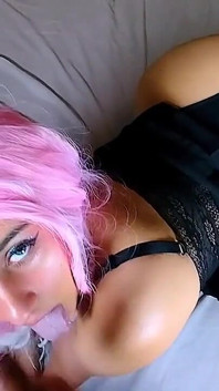 Ben senin pembe saçlı e-kız sürtüğün ahegao yüzü yapıyor ve yüze boşalana kadar ıslak bir gırtlak sikişi seansında büyük yarağın üzerine salya akıtıyor