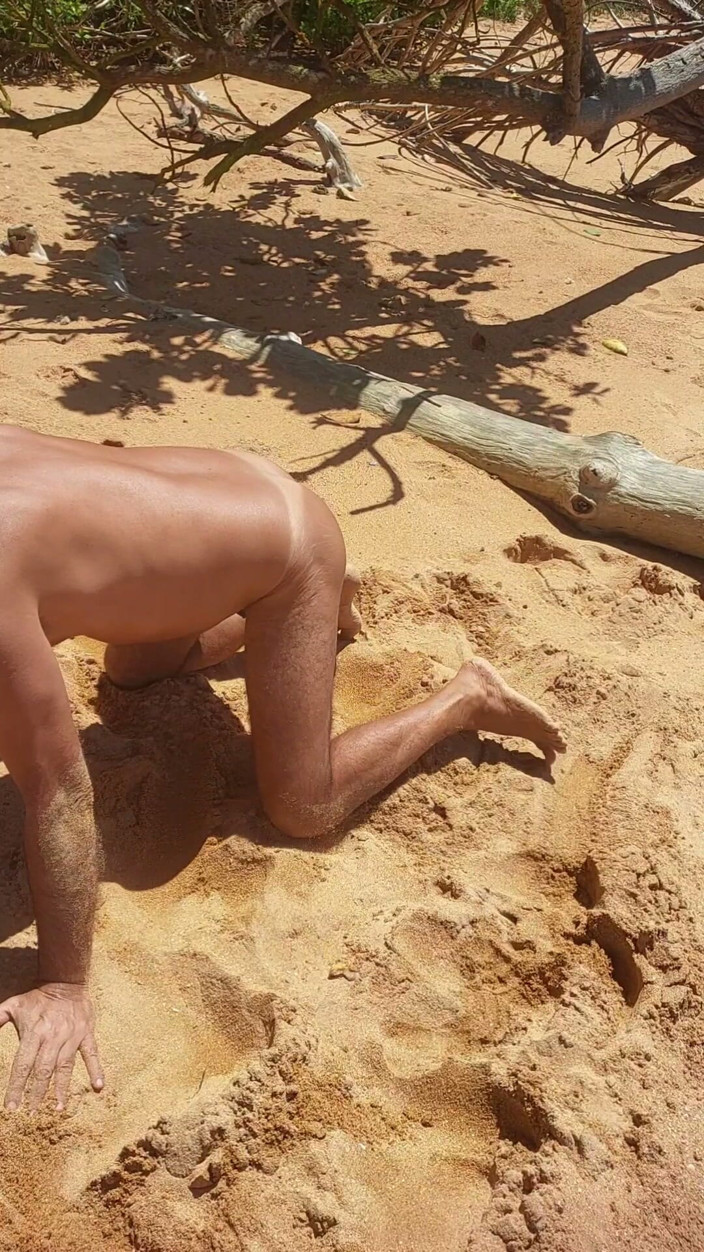 Ladysilvas: Ladysilva exhibe à quatre pattes son gros cul bronzé sexy sur...