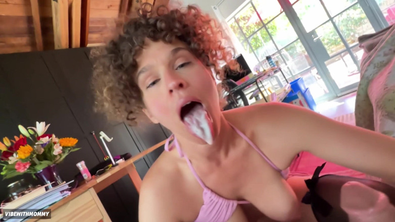 VibeWithMommy: Eu fodo minha namorada feia dos meus meio-irmãos