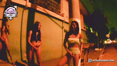 Nikki Montero: 4 t-girls masturbieren und kommen auf der straße